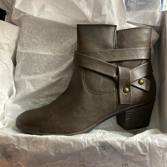 NWT - Ladies White Mountain Buddy Brown Zippered Ankle Boots - Sz 7M - Picture 11 of 11